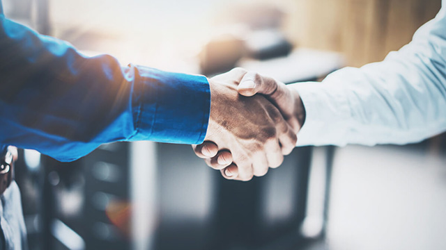 businessmen shaking hands 640x360